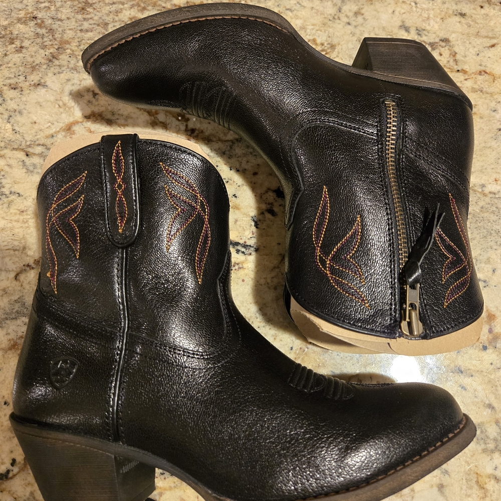 Ariat Darlin Style Ankle Boots Black with Brown Stitching - Picture 3 of 8